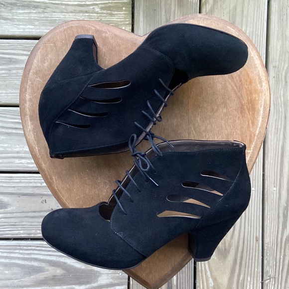 Coclico Women's Fitzgerald Cutout Lace Up Ankle Bootie Women's Size 39.5 - 8.5/9